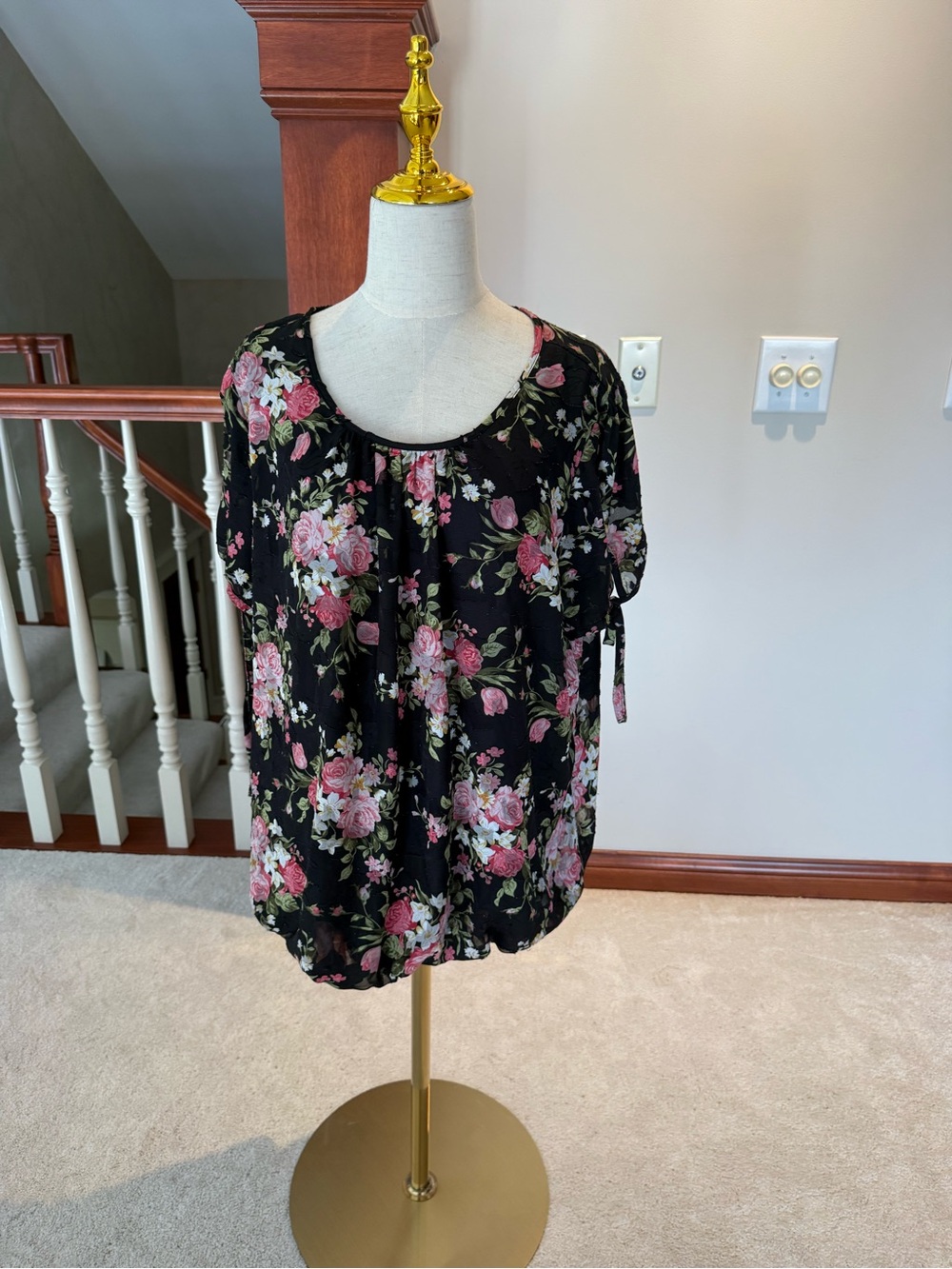 Women's Floral Scoop Neck Blouse in Black and Pink